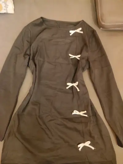 Vestido negro con lazos decorativos - miniatura 1