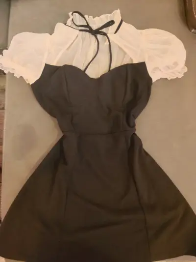 Vestido negro con mangas transparentes - miniatura 1