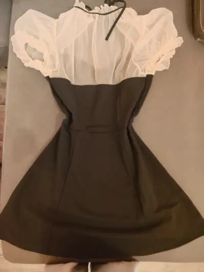 Vestido negro con mangas transparentes - miniatura 2