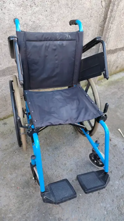 Silla de Ruedas Plegable Azul en Buen Estado - miniatura 1
