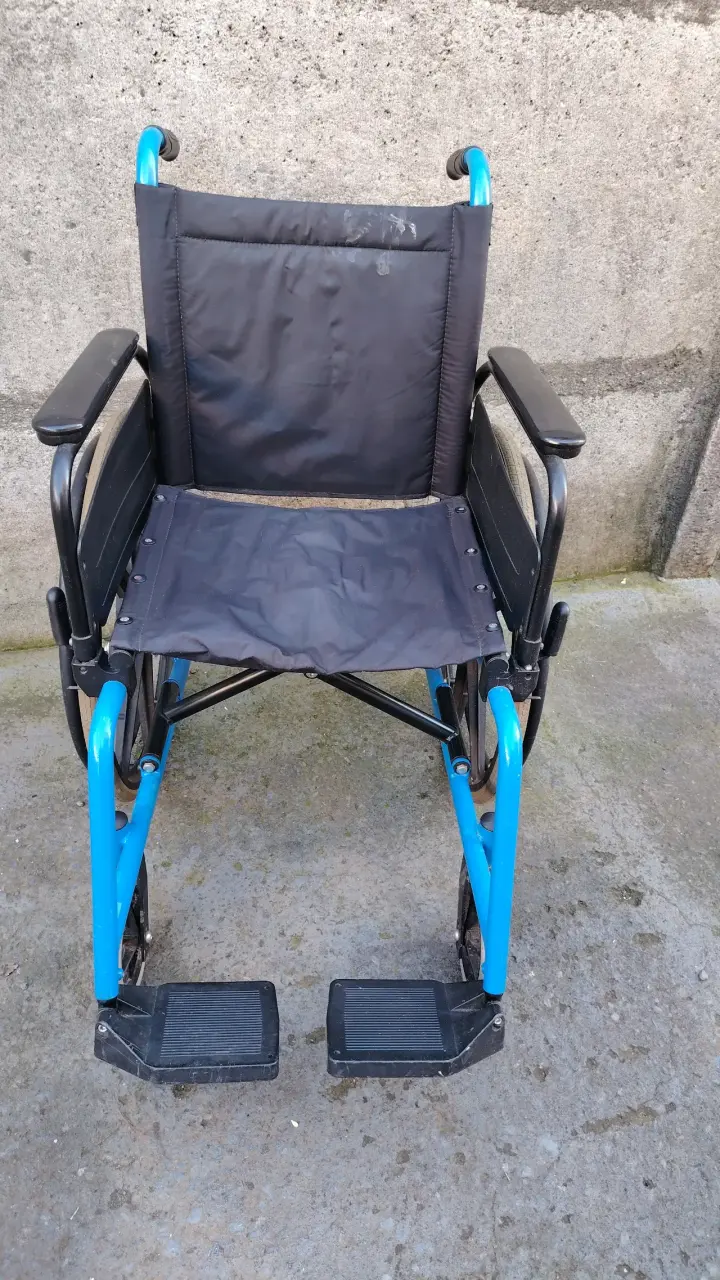 Silla de Ruedas Plegable Azul en Buen Estado - 2
