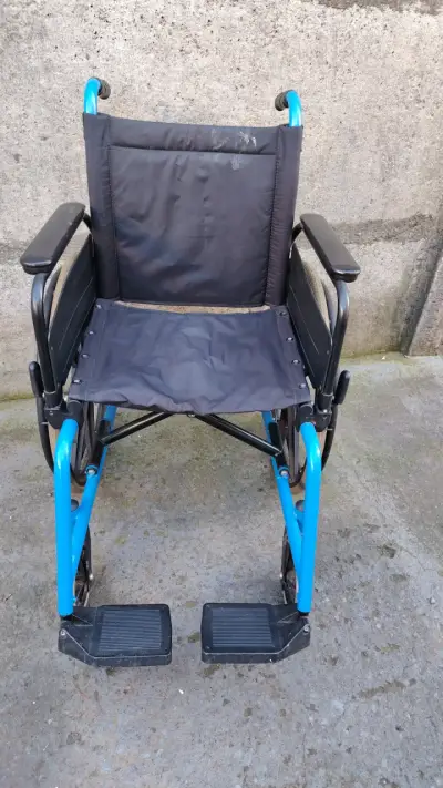 Silla de Ruedas Plegable Azul en Buen Estado - miniatura 2