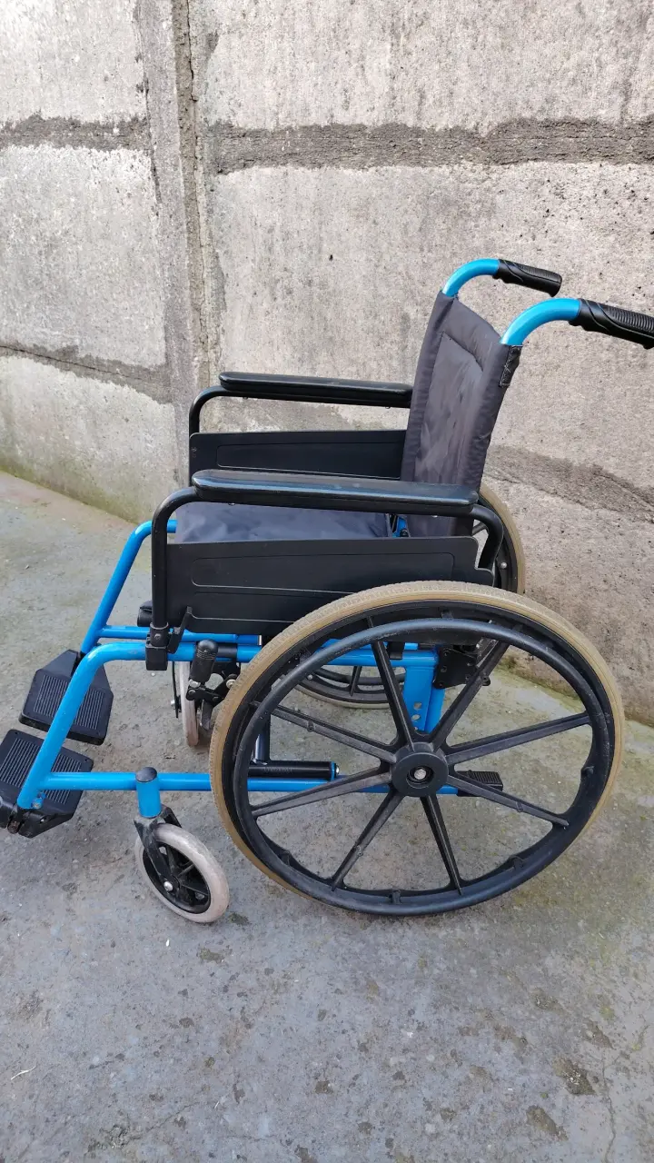 Silla de Ruedas Plegable Azul en Buen Estado - 3