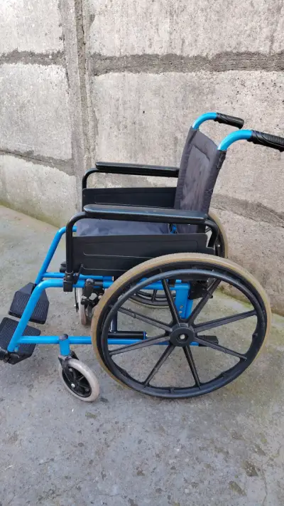 Silla de Ruedas Plegable Azul en Buen Estado - miniatura 3