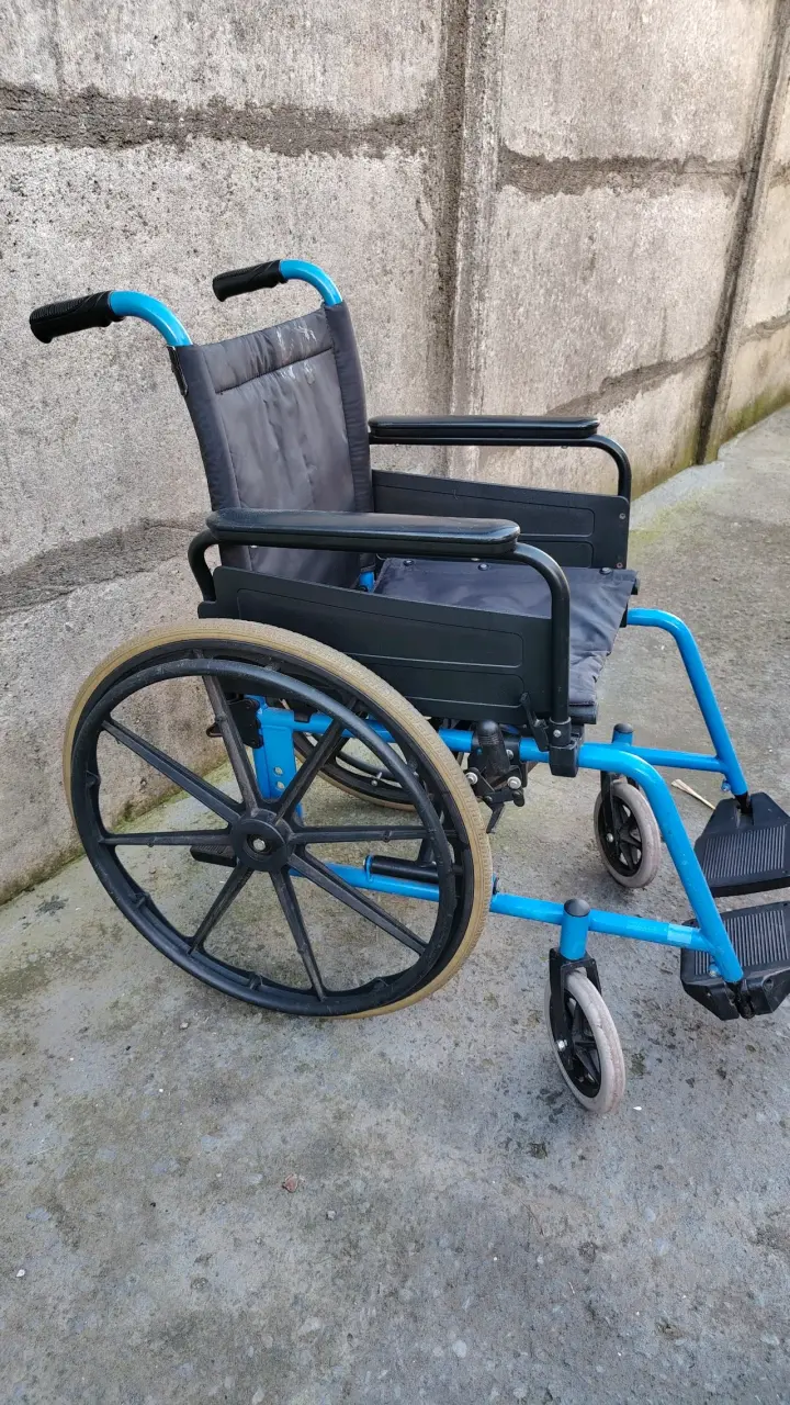 Silla de Ruedas Plegable Azul en Buen Estado - 4