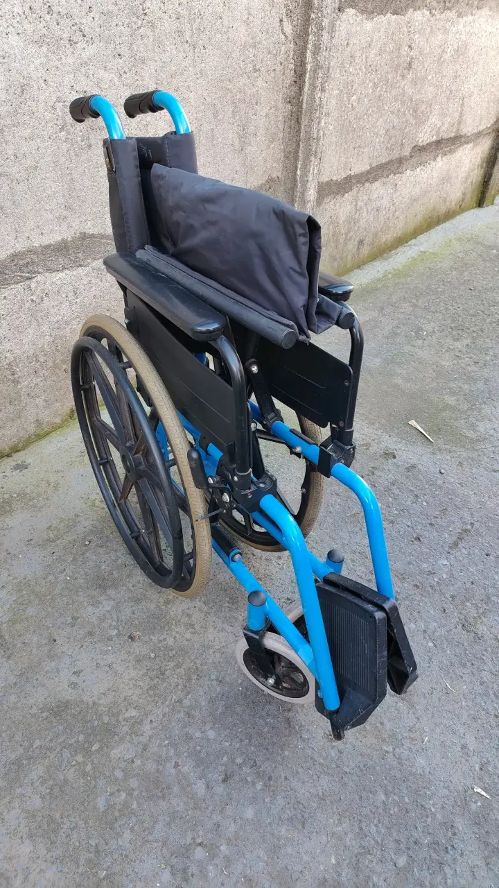 Silla de Ruedas Plegable Azul en Buen Estado - 5