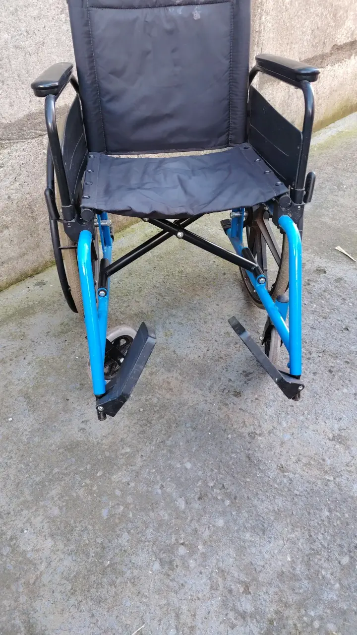 Silla de Ruedas Plegable Azul en Buen Estado - 6