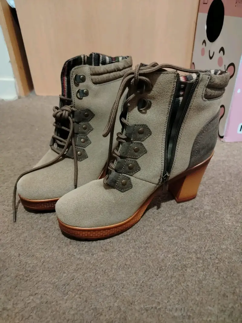 Botines de tacón alto color beige con cordones