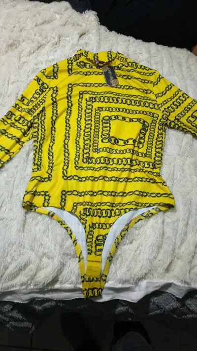Body amarillo con estampado de cadenas - miniatura 1