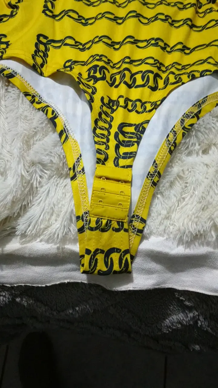 Body amarillo con estampado de cadenas - 2