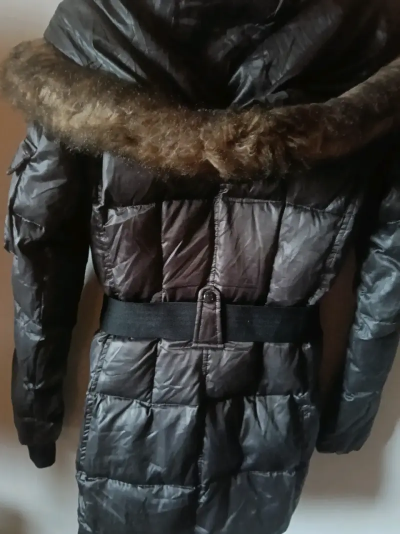 Chaqueta de invierno negra con capucha y cinturón - 2