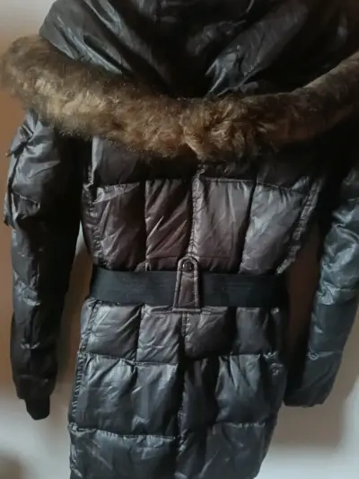 Chaqueta de invierno negra con capucha y cinturón - miniatura 2