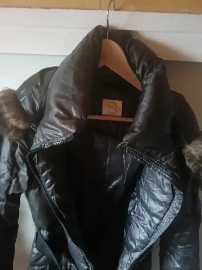 Chaqueta de invierno negra con capucha y cinturón - miniatura 3