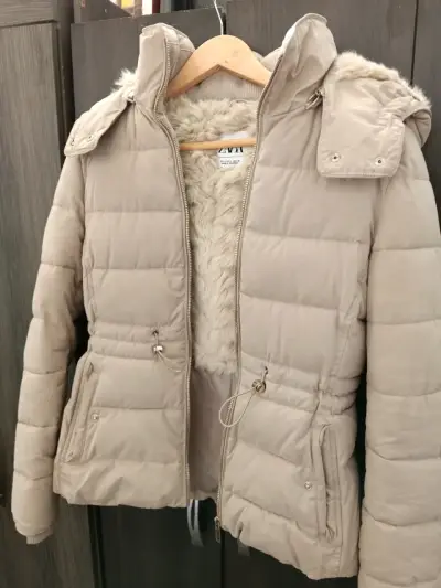 Chaqueta acolchada beige con capucha Zara - miniatura 1