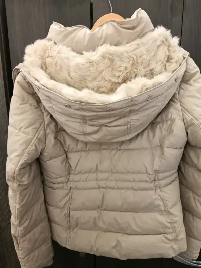 Chaqueta acolchada beige con capucha Zara - miniatura 4
