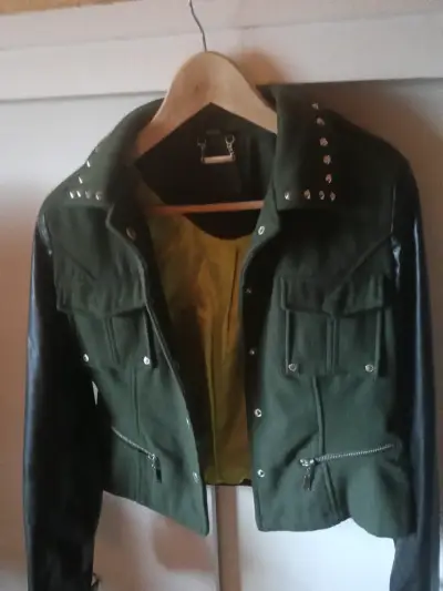 Chaqueta verde con mangas de ecocuero y tachas - miniatura 1