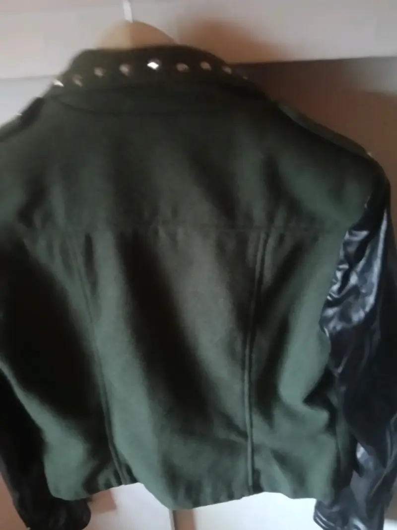 Chaqueta verde con mangas de ecocuero y tachas - 2