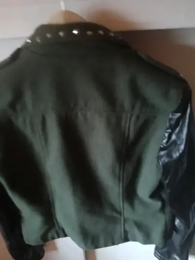 Chaqueta verde con mangas de ecocuero y tachas - miniatura 2