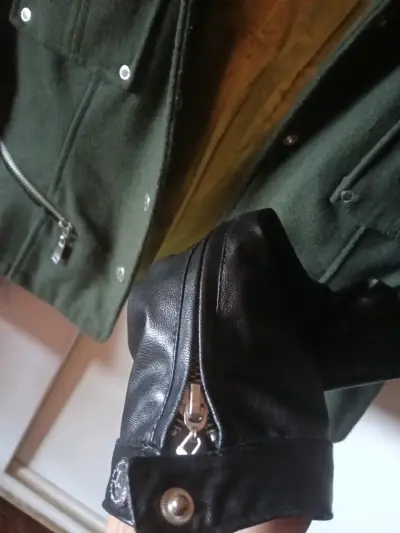 Chaqueta verde con mangas de ecocuero y tachas - miniatura 3