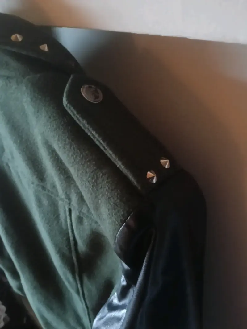 Chaqueta verde con mangas de ecocuero y tachas - 4