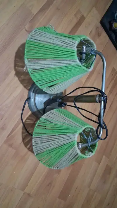 Lámpara de mesa vintage con pantallas de hilo verde - miniatura 1