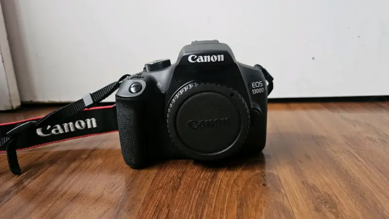 Cámara Canon EOS 1300D con lente 18-55mm y bolso - 2