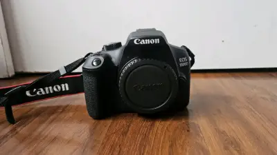 Cámara Canon EOS 1300D con lente 18-55mm y bolso - miniatura 2