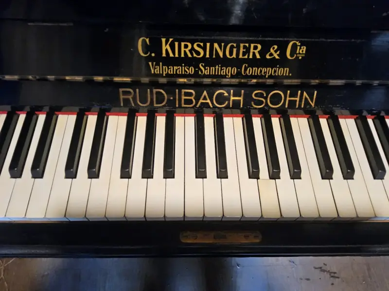 Piano vertical Rud Ibach Sohn en buen estado - 2