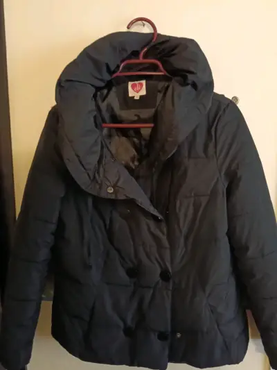 Chaqueta acolchada negra con capucha para mujer - miniatura 1