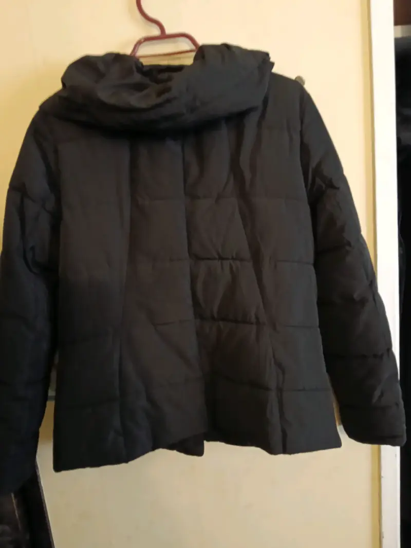Chaqueta acolchada negra con capucha para mujer - 2