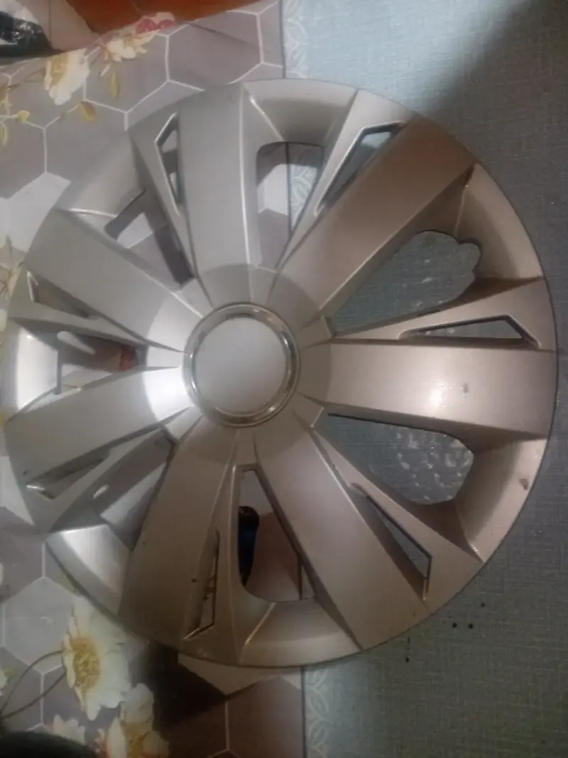 Tapacubos de rueda de auto plateado