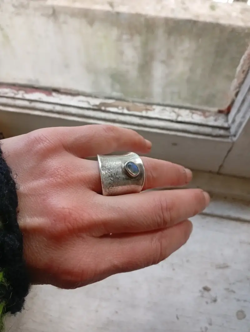Anillo macizo de plata con piedra labradorita