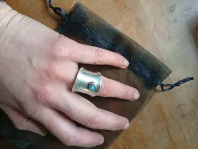 Anillo macizo de plata con piedra labradorita - miniatura 2