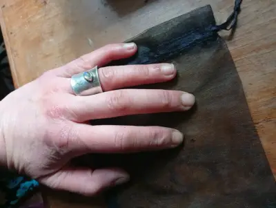 Anillo macizo de plata con piedra labradorita - miniatura 3