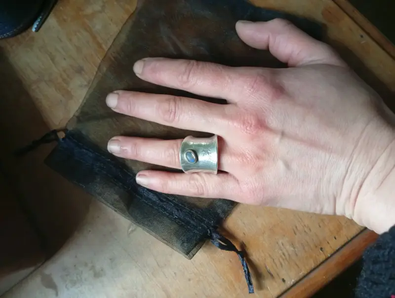 Anillo macizo de plata con piedra labradorita - 5