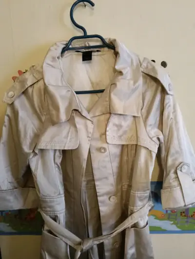 Trench coat beige para mujer con cinturón - miniatura 1