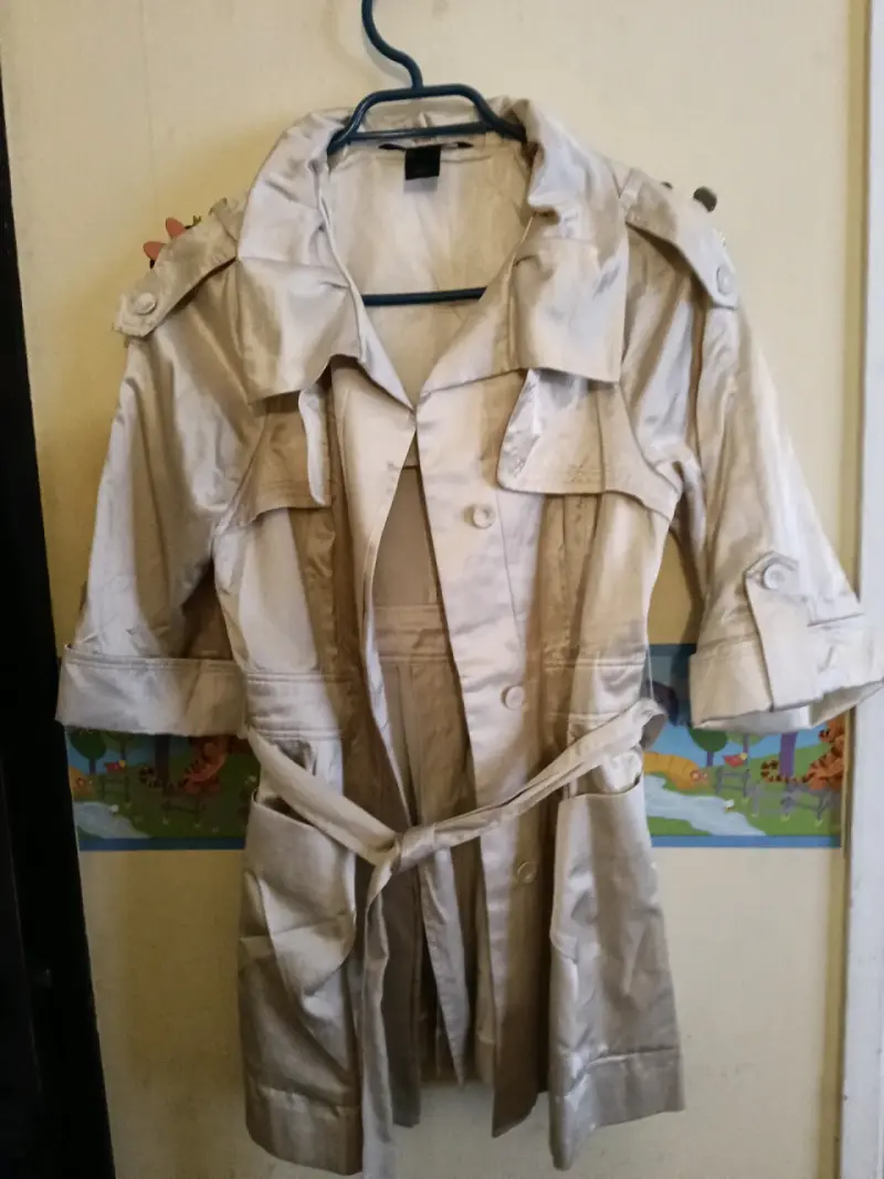 Trench coat beige para mujer con cinturón - 2