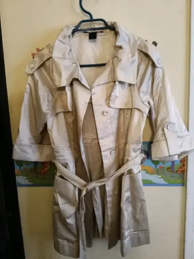 Trench coat beige para mujer con cinturón - miniatura 2