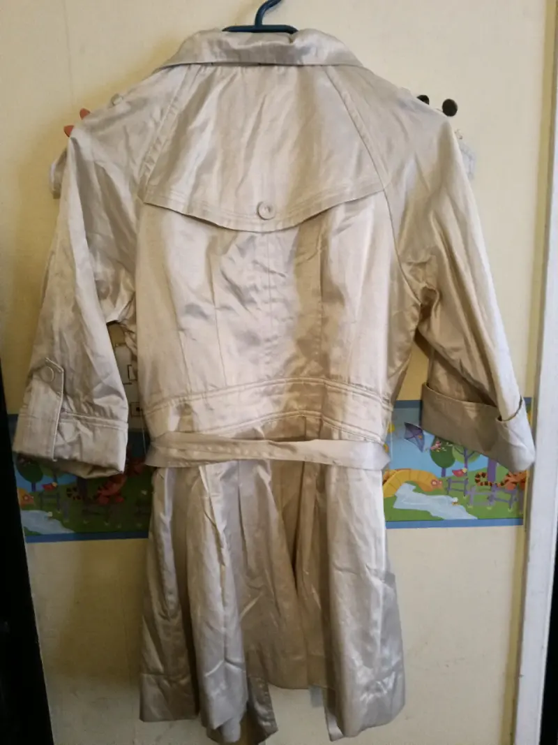 Trench coat beige para mujer con cinturón - 3