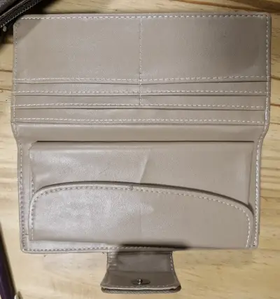 Billetera de mujer gris con múltiples compartimentos - miniatura 2