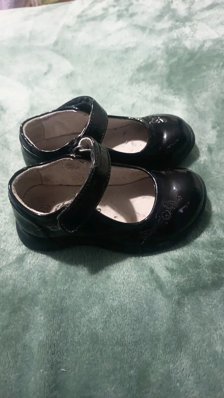 Zapatos de charol negro para niña N° 23 - 2