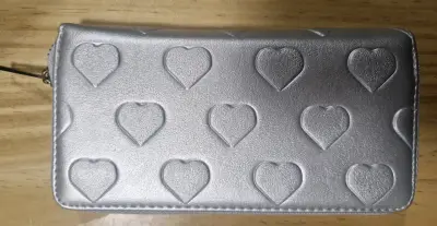 Billetera plateada con diseño de corazones - miniatura 1