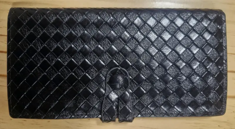 Billetera de cuero negra con diseño trenzado - 1