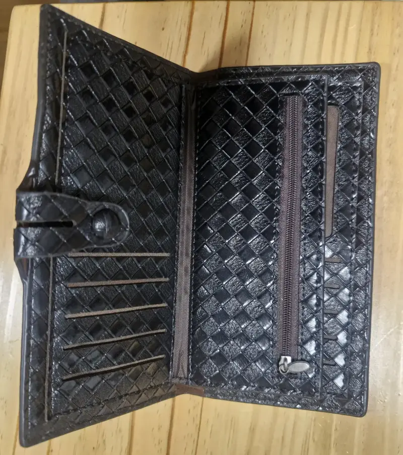 Billetera de cuero negra con diseño trenzado - 3
