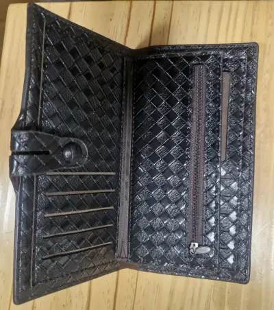 Billetera de cuero negra con diseño trenzado - miniatura 3