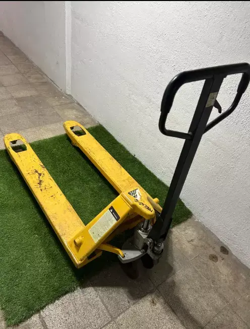 Transpaleta hidráulica amarilla en buen estado - 2