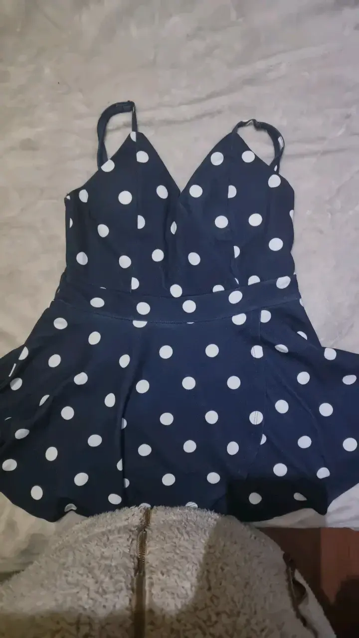 Top azul con lunares blancos