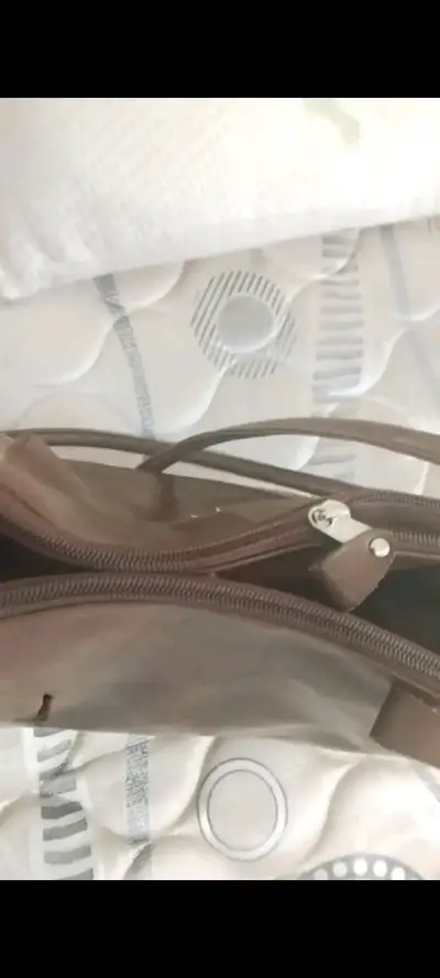 Cartera de cuero marrón con cierre - miniatura 2