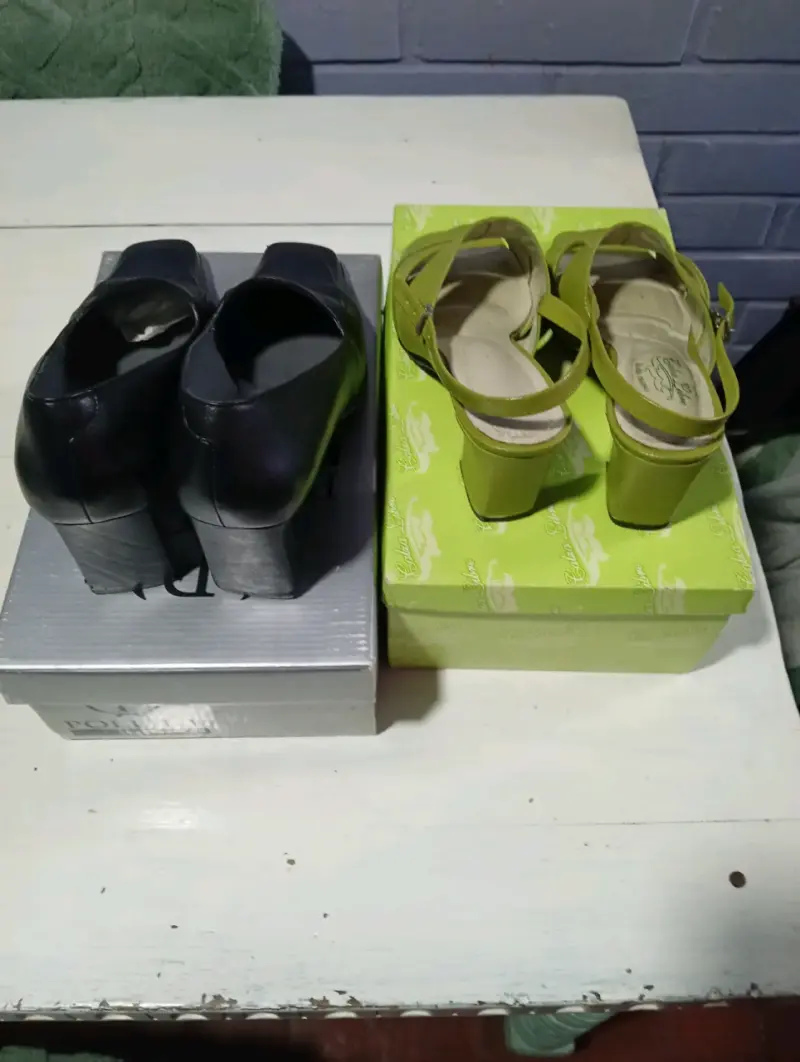 Zapatos de cuero negro Pollini y sandalias verdes - 1