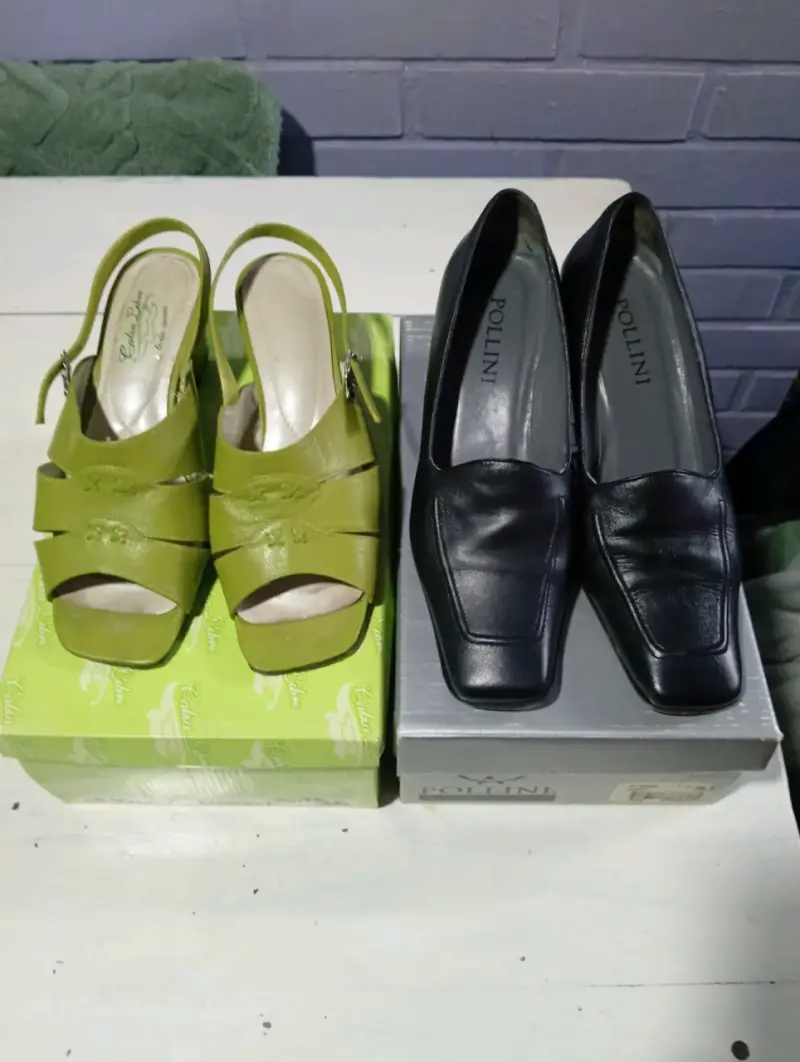 Zapatos de cuero negro Pollini y sandalias verdes - 2